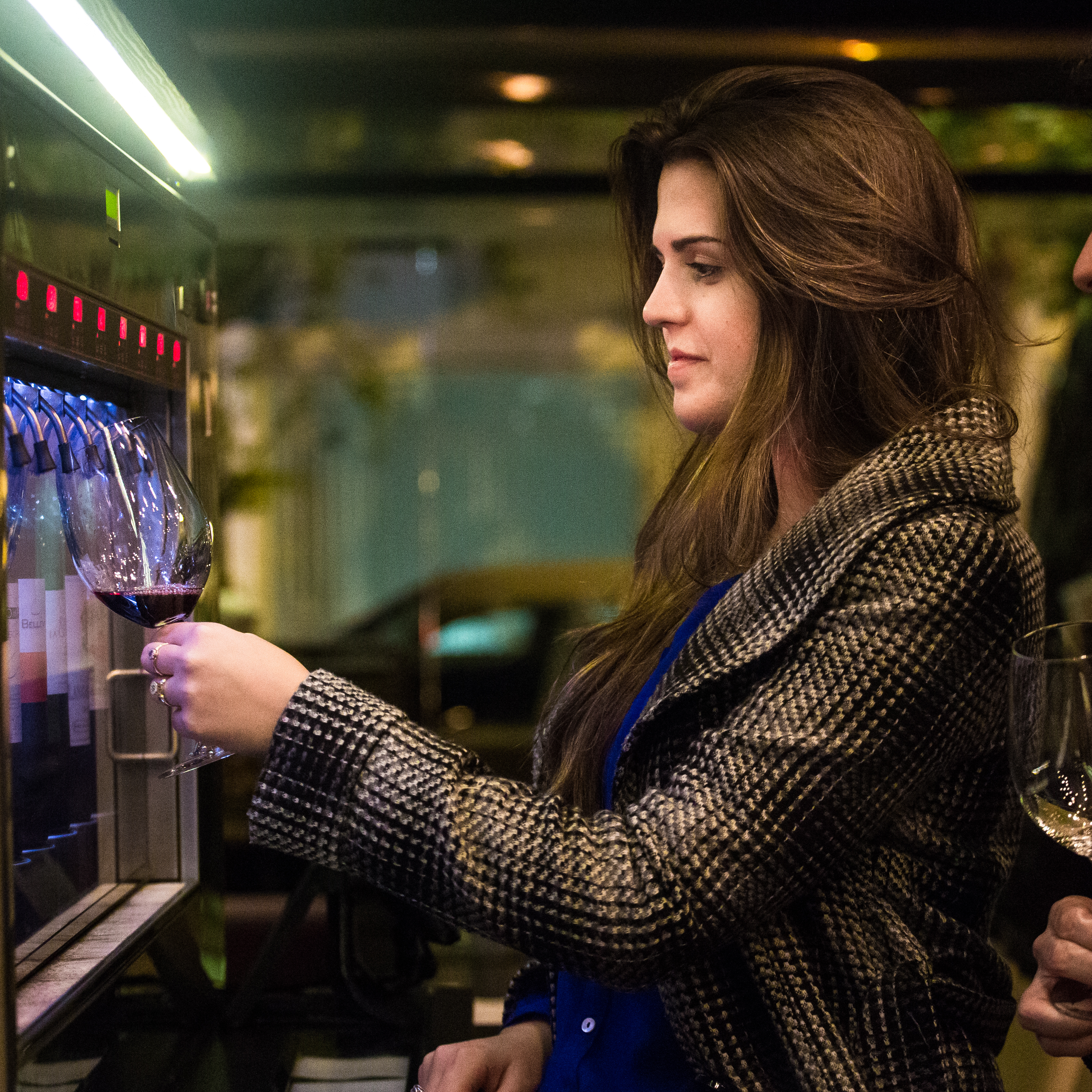 Vinho tinto servido na taça por uma wine machine